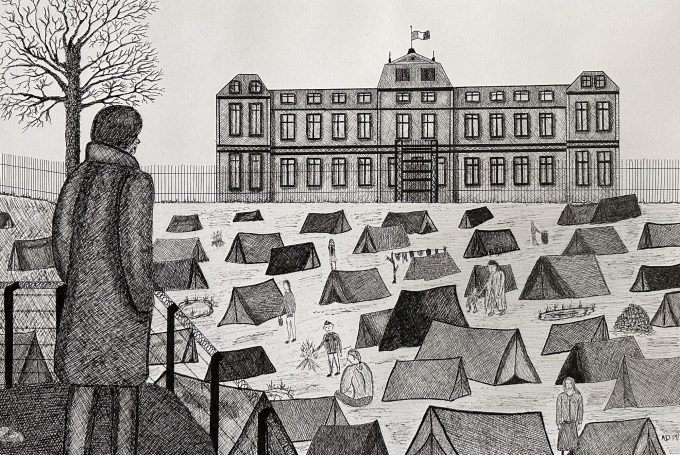 Une personne observe un paysage de tentes devant un bâtiment scolaire en arrière-plan.