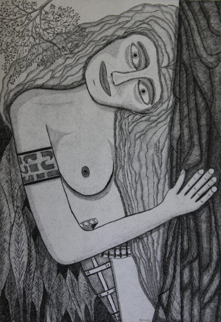 Femme allongée sur un sol, cheveux longs, regard pensif, entourée de nature.