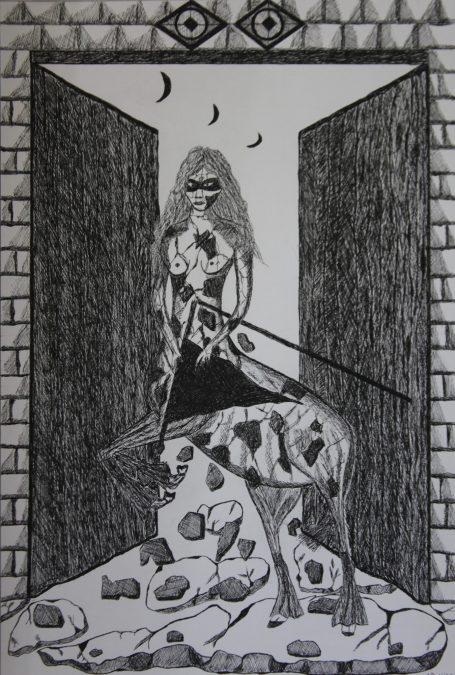 Femme avec un arc, debout devant une porte, entourée de motifs abstraits.