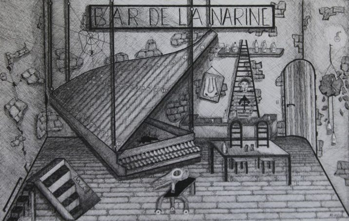 Intérieur d'une pièce désordonnée avec des objets renversés et un éclairage dramatique.
